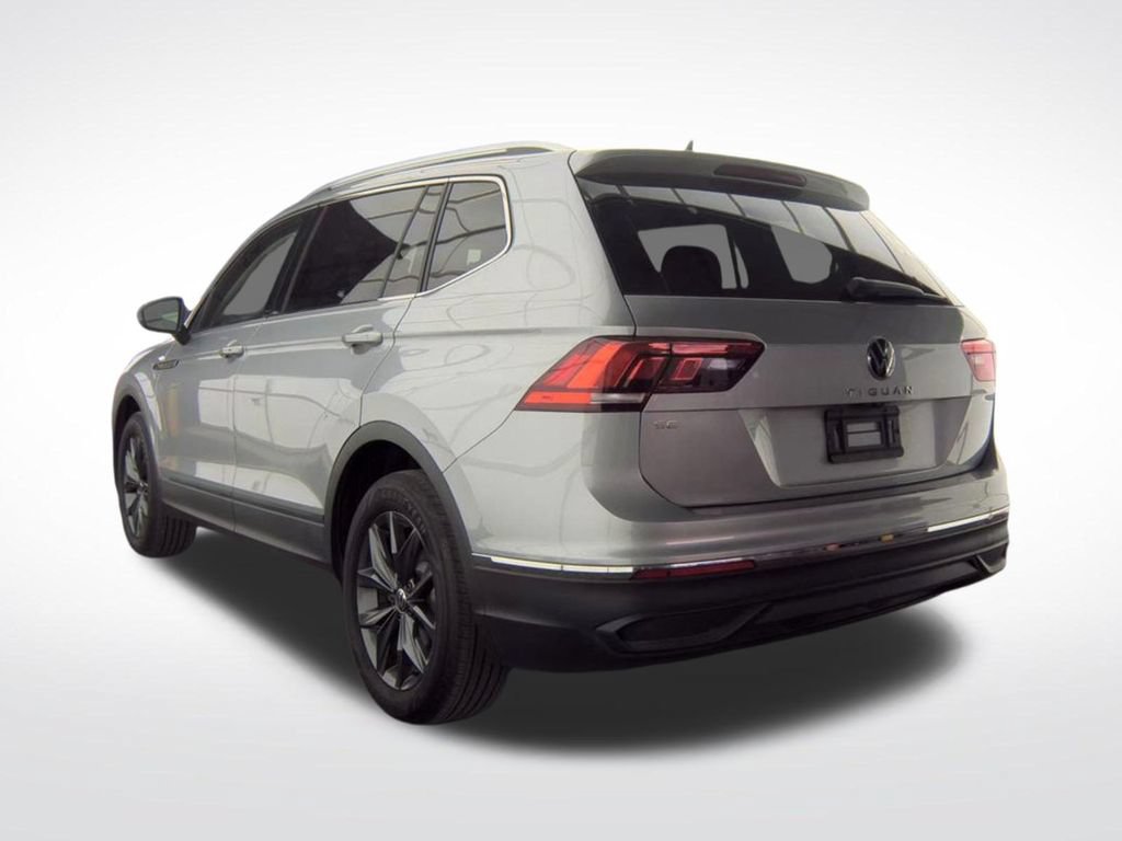 Used 2023 Volkswagen Tiguan SE w/ Panoramic Sunroof Package FWD image 5