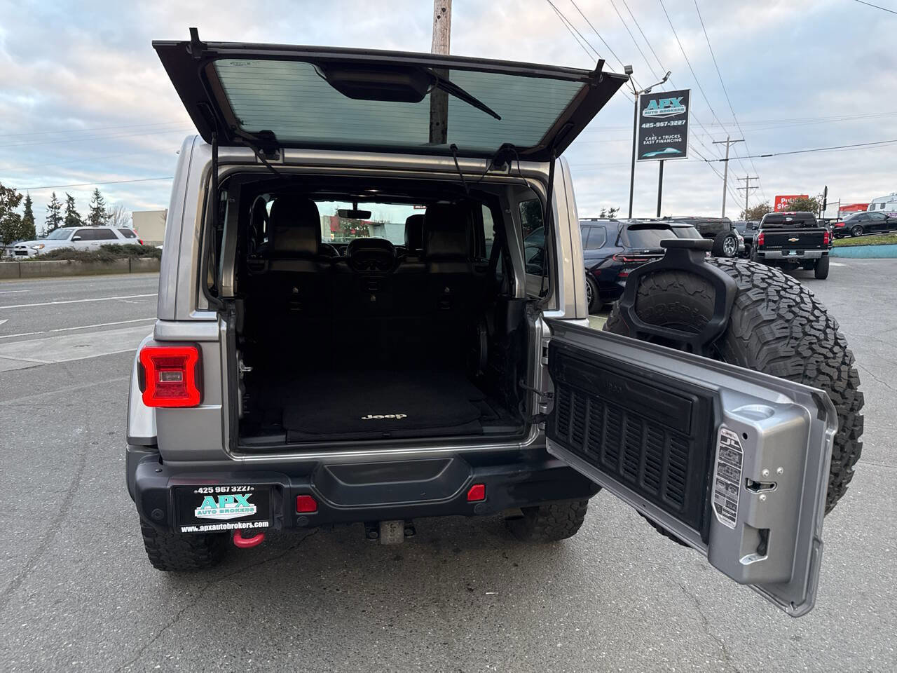 Used 2018 Jeep Wrangler Unlimited Rubicon w/ Uconnect 4C Nav & Sound Group image 5
