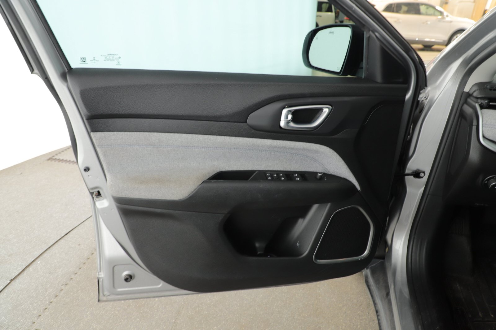 Used 2022 Jeep Compass Latitude FWD image 8