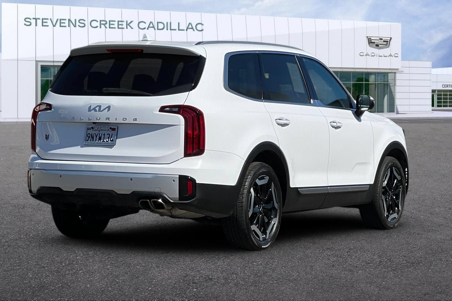 Used 2024 Kia Telluride S FWD image 3