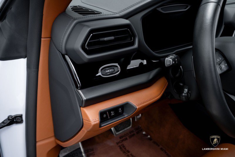 Used 2025 Lamborghini Urus SE image 23
