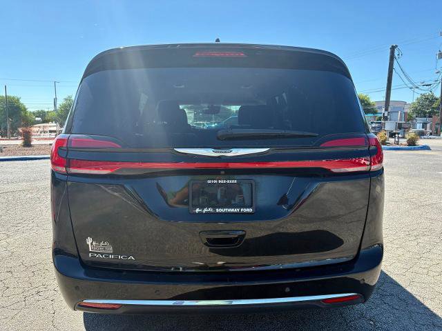 Used 2023 Chrysler Pacifica Touring-L FWD image 4