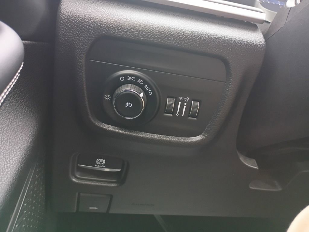 Used 2023 Jeep Grand Cherokee Limited image 24