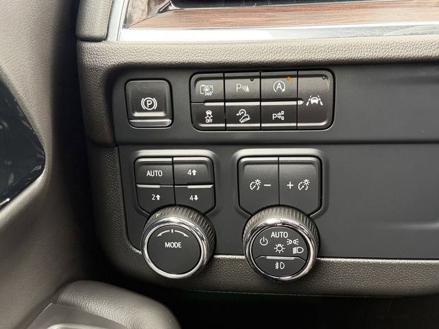 Used 2025 Chevrolet Suburban Z71 AWD/4WD image 19