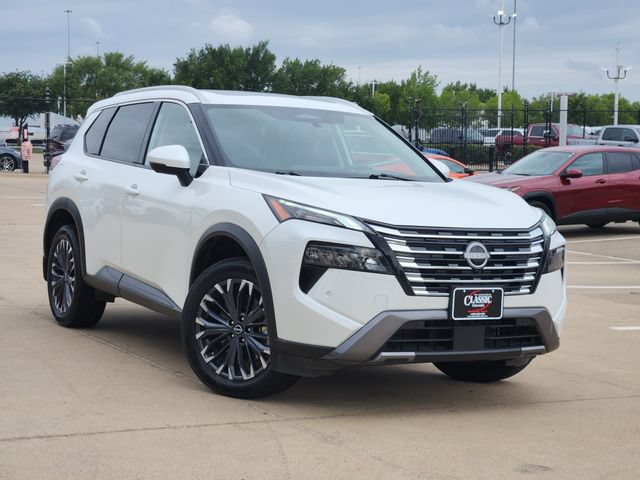 Used 2025 Nissan Rogue SL w/ Tech Package FWD image 2
