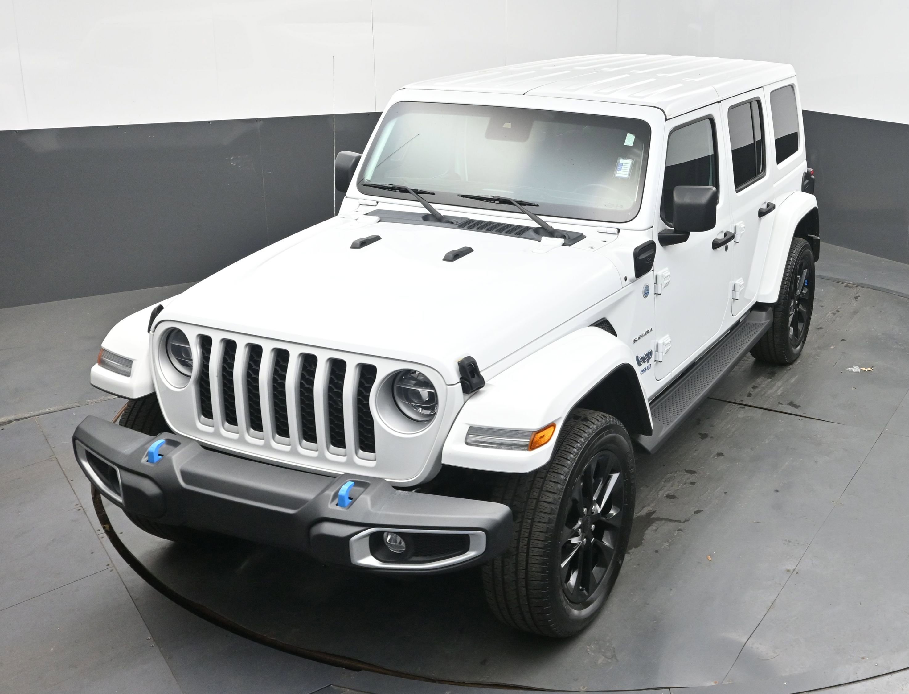 Used 2022 Jeep Wrangler Unlimited Sahara w/ Cold Weather Group AWD/4WD image 35