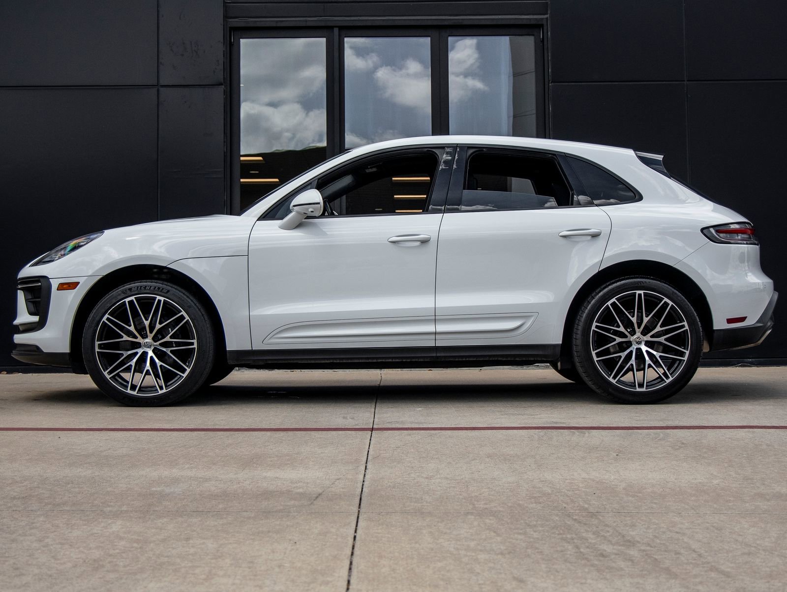 Certified 2023 Porsche Macan image 2