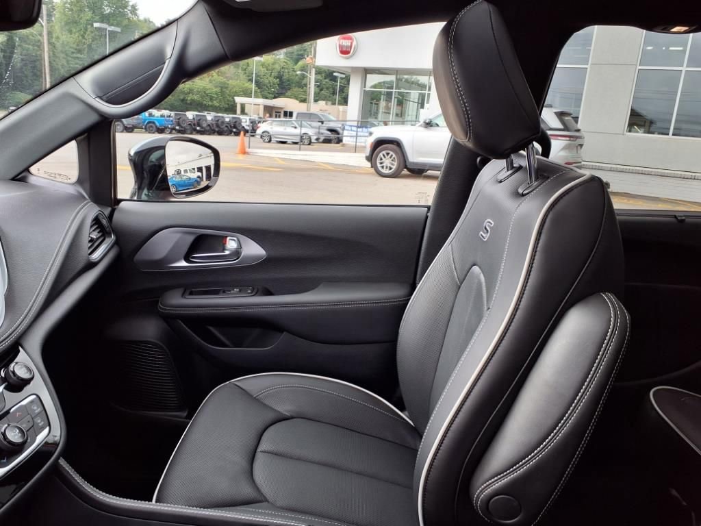 New 2026 Chrysler Pacifica Limited w/ S Appearance Package image 17