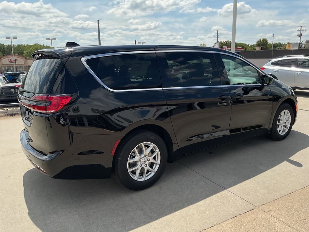 New 2026 Chrysler Pacifica Select image 6