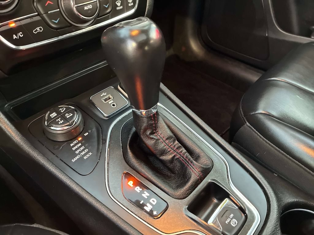 Used 2019 Jeep Cherokee Trailhawk w/ Comfort/Convenience Group AWD/4WD image 28