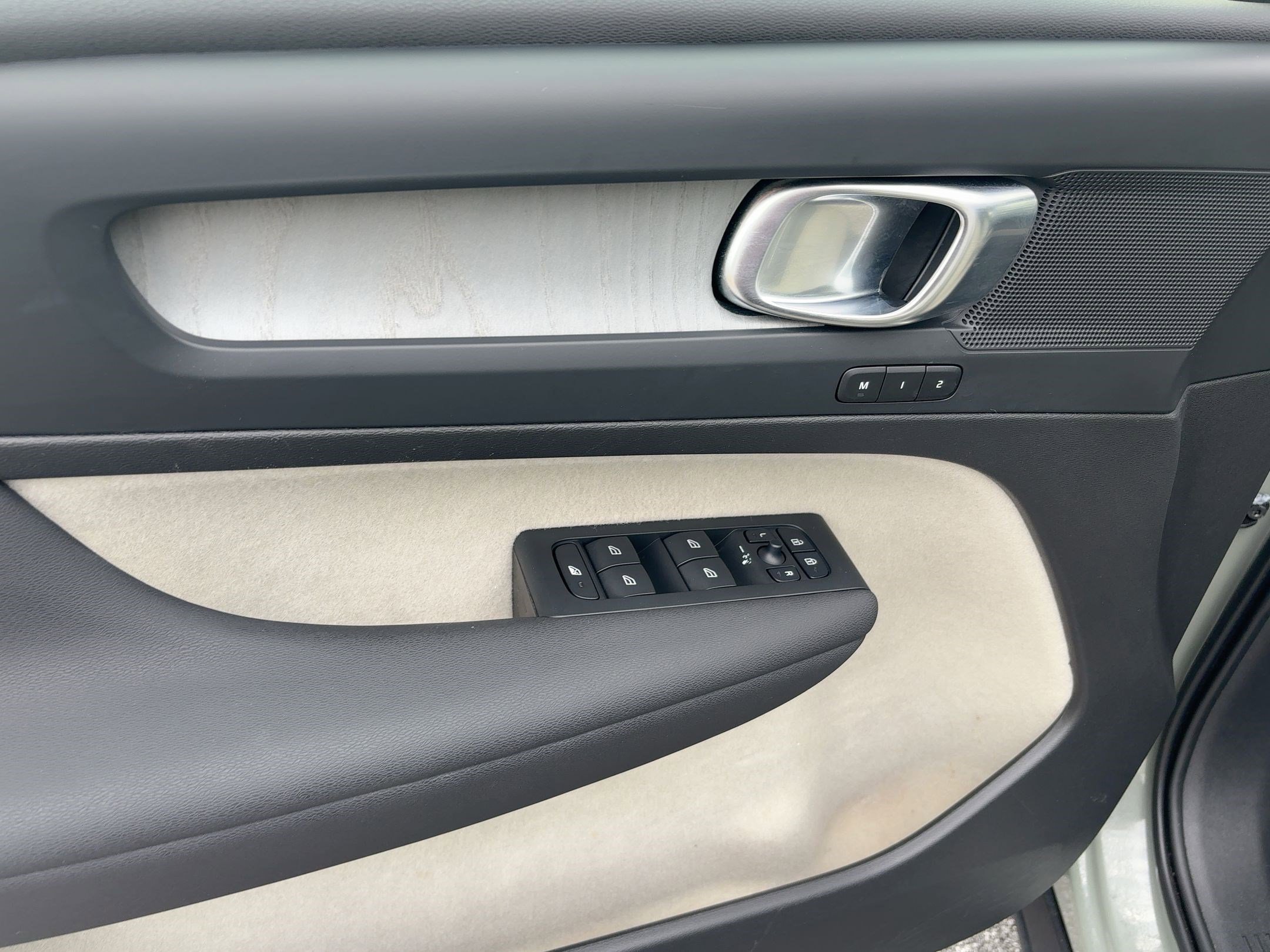 Used 2024 Volvo XC40 B5 Plus w/ Climate Package image 13