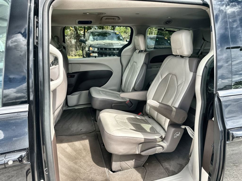Used 2019 Chrysler Pacifica Touring-L FWD image 23