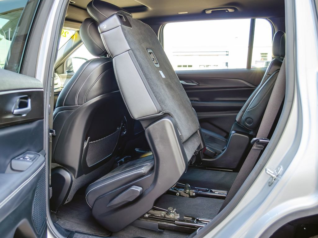 Used 2023 Jeep Grand Cherokee L Laredo image 32