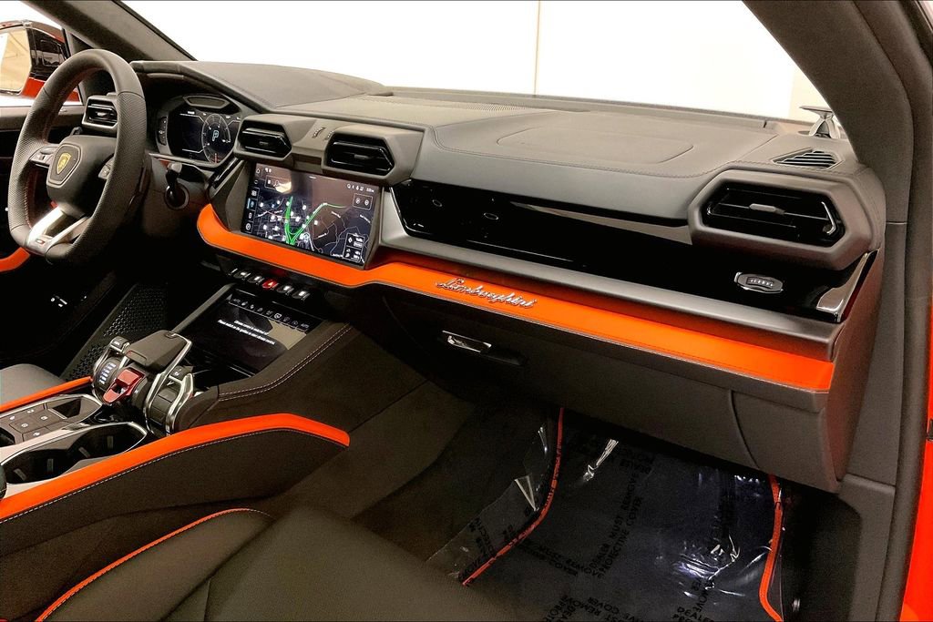 Used 2025 Lamborghini Urus SE image 13