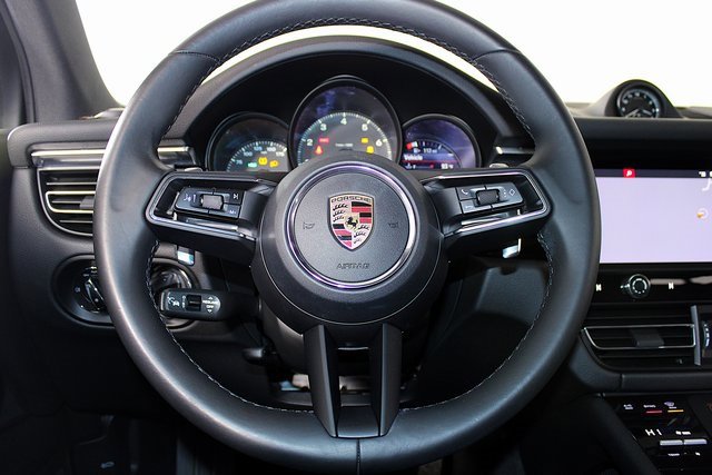Used 2023 Porsche Macan image 16