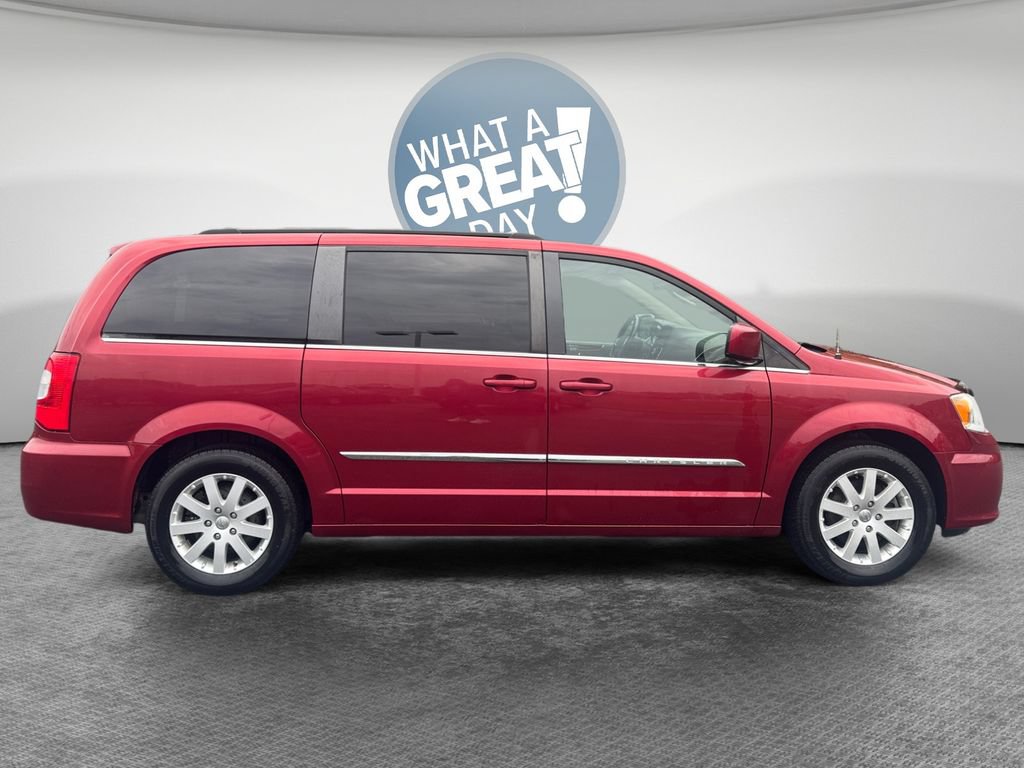 Used 2016 Chrysler Town & Country Touring FWD image 2