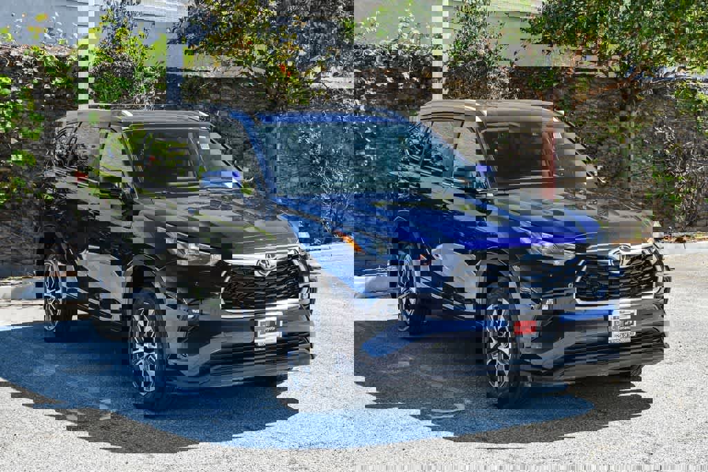 Used 2023 Toyota Highlander XLE image 3