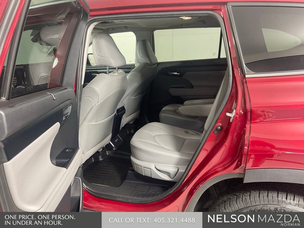 Used 2020 Toyota Highlander XLE AWD/4WD image 13