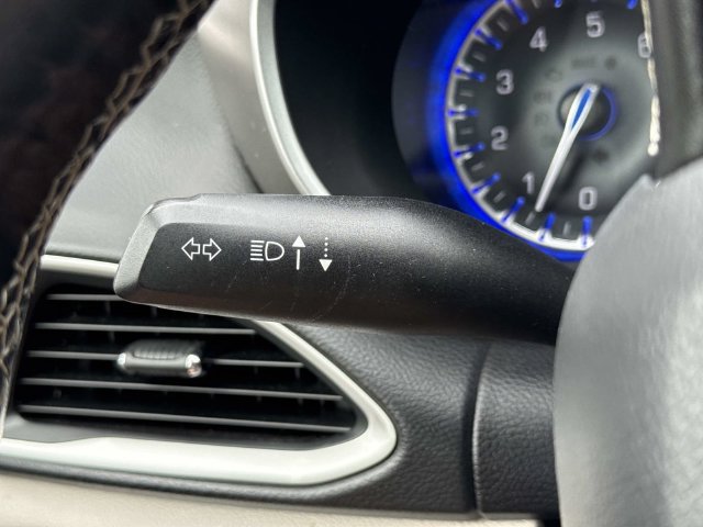 Used 2020 Chrysler Pacifica Touring-L FWD image 27