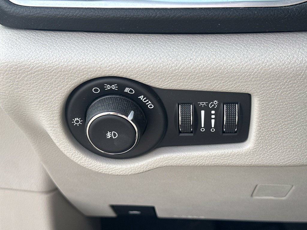 Used 2017 Chrysler Pacifica Touring-L Plus w/ Advanced Safetytec Group FWD image 2