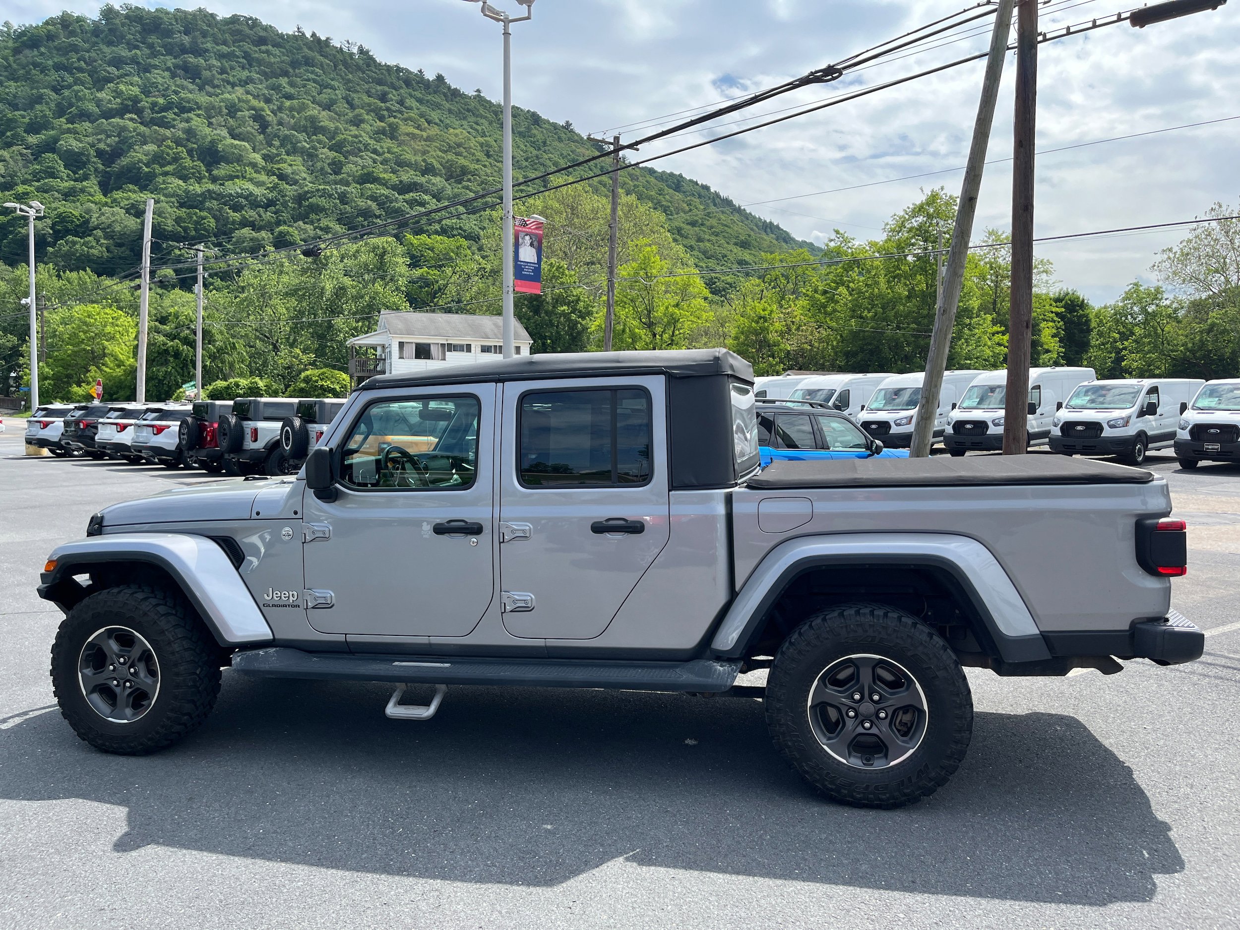 Used 2020 Jeep Gladiator Overland AWD/4WD image 6