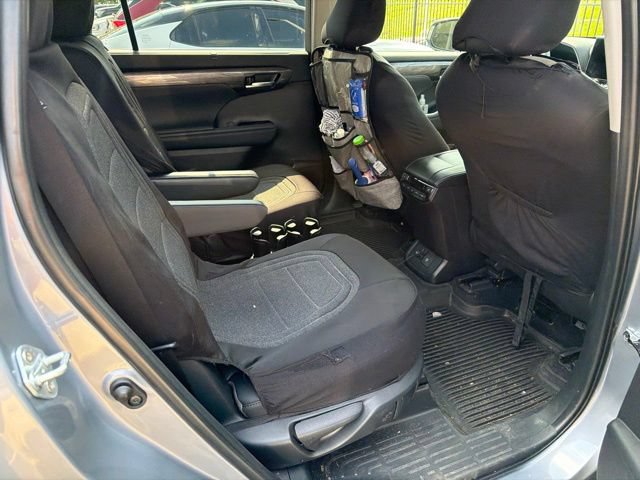 Used 2023 Toyota Highlander Platinum FWD image 25
