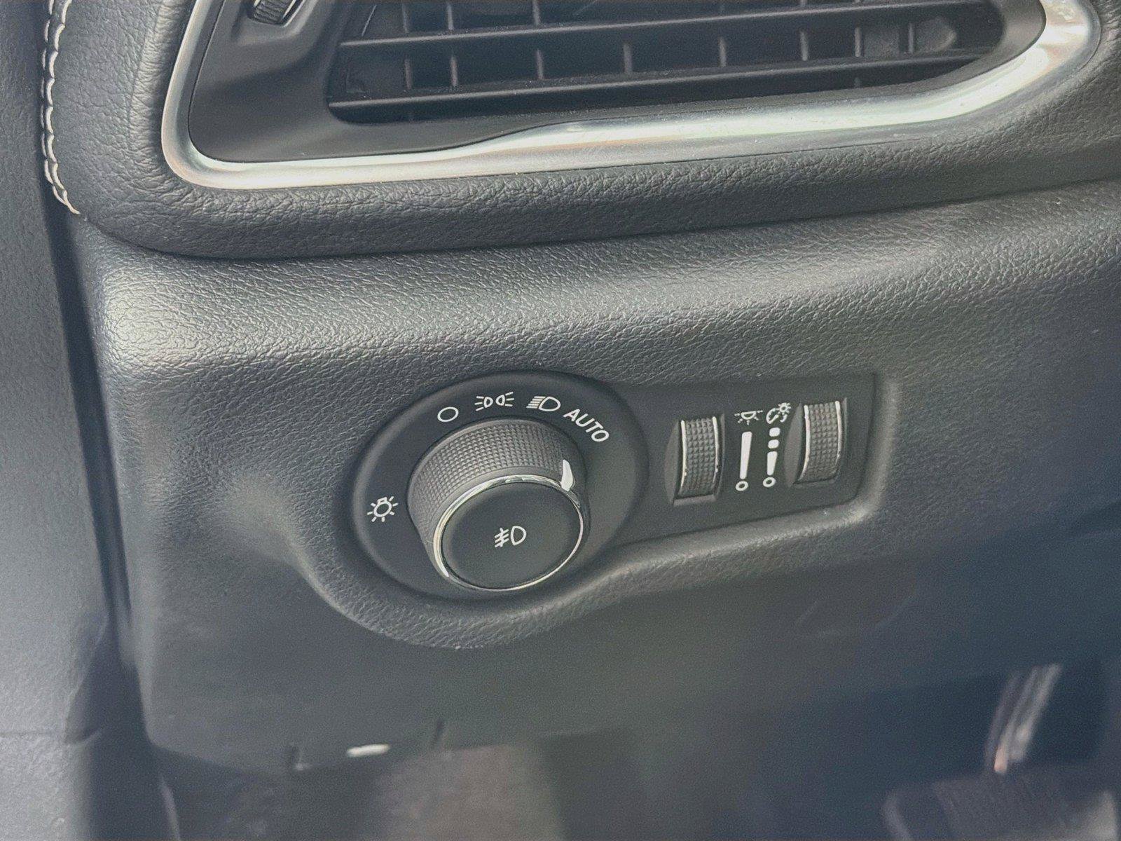 Used 2025 Chrysler Pacifica Limited FWD image 17