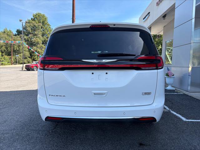 Certified 2025 Chrysler Pacifica Select FWD image 9
