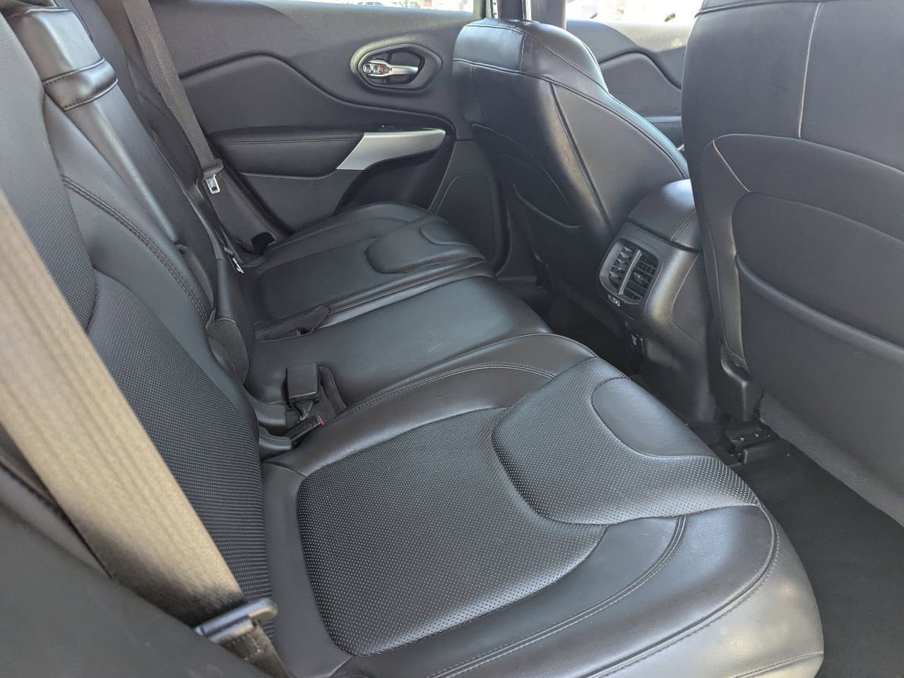 Used 2018 Jeep Cherokee Overland w/ Heavy Duty Protection Group AWD/4WD image 11