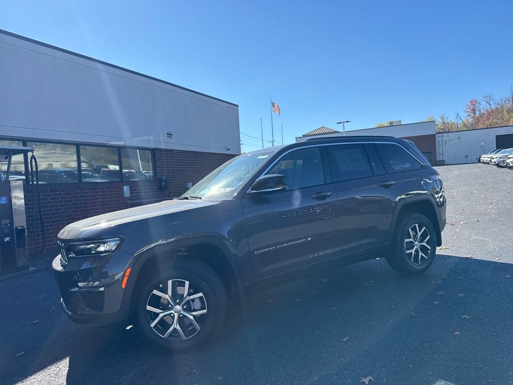 New 2025 Jeep Grand Cherokee Laredo X w/ Luxury Tech Group I image 3