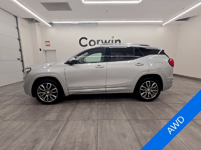 Used 2022 GMC Terrain Denali w/ Denali Premium Package AWD/4WD image 2