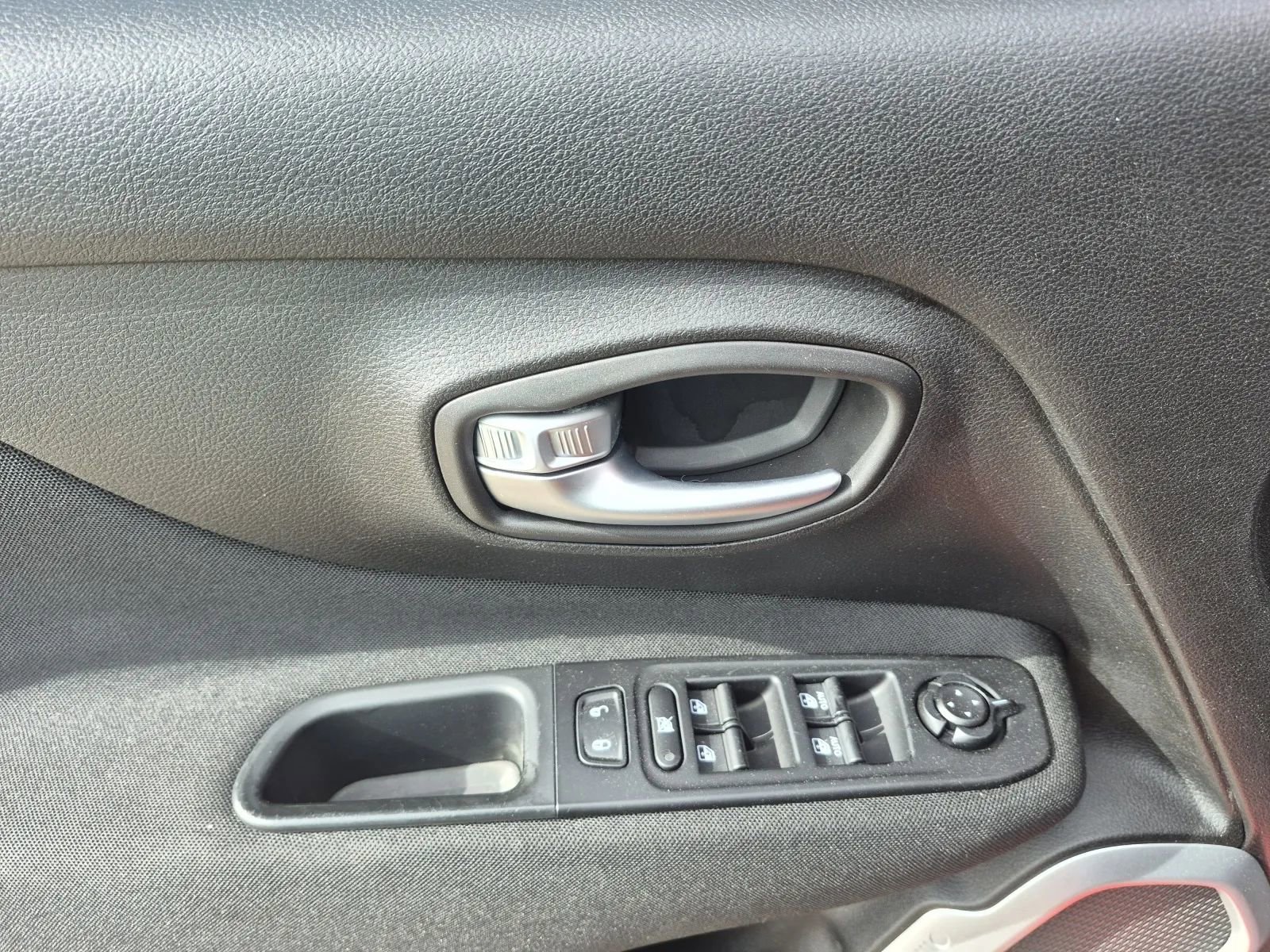 Used 2019 Jeep Renegade Latitude FWD image 11
