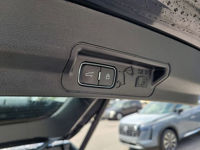 Used 2022 Ford Explorer XLT w/ Equipment Group 202A image 9