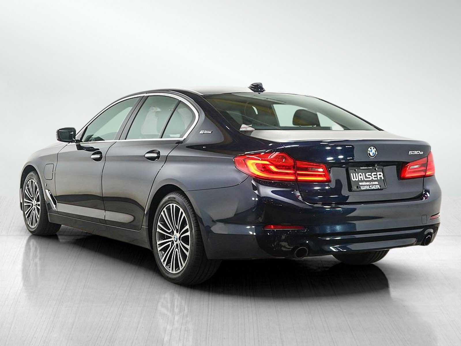 Used 2018 BMW 530e xDrive w/ Premium Package 2 AWD/4WD image 3