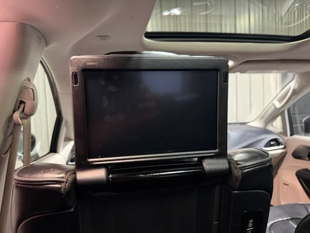 Used 2017 Chrysler Pacifica Limited FWD image 21