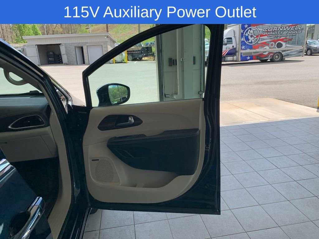 Used 2022 Chrysler Pacifica Limited w/ Uconnect Theater Family Group image 21