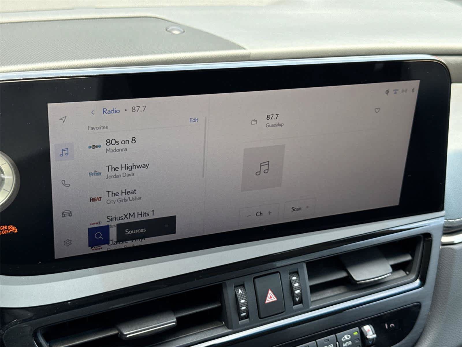 Used 2025 Lexus ES 300h w/ Luxury Package FWD image 17