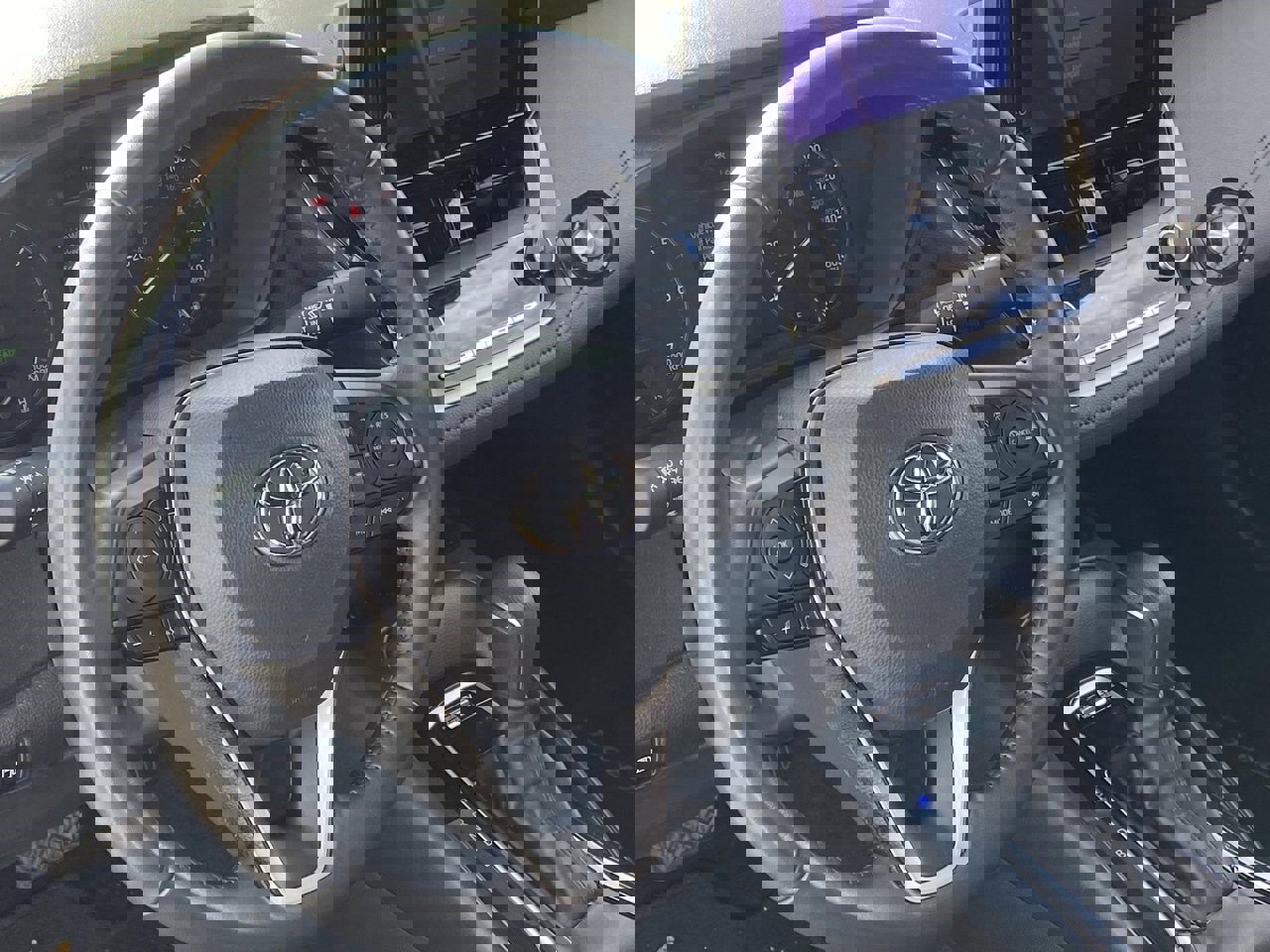 Used 2025 Toyota Corolla SE w/ Carpet Mat Package (TMS) image 8