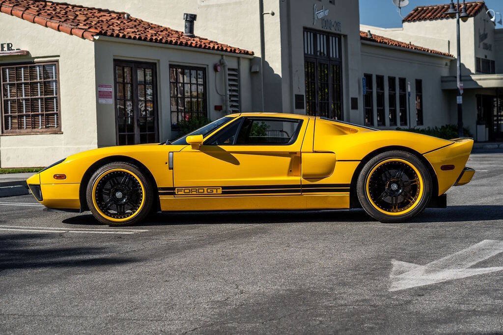 Used 2006 Ford GT RWD image 2