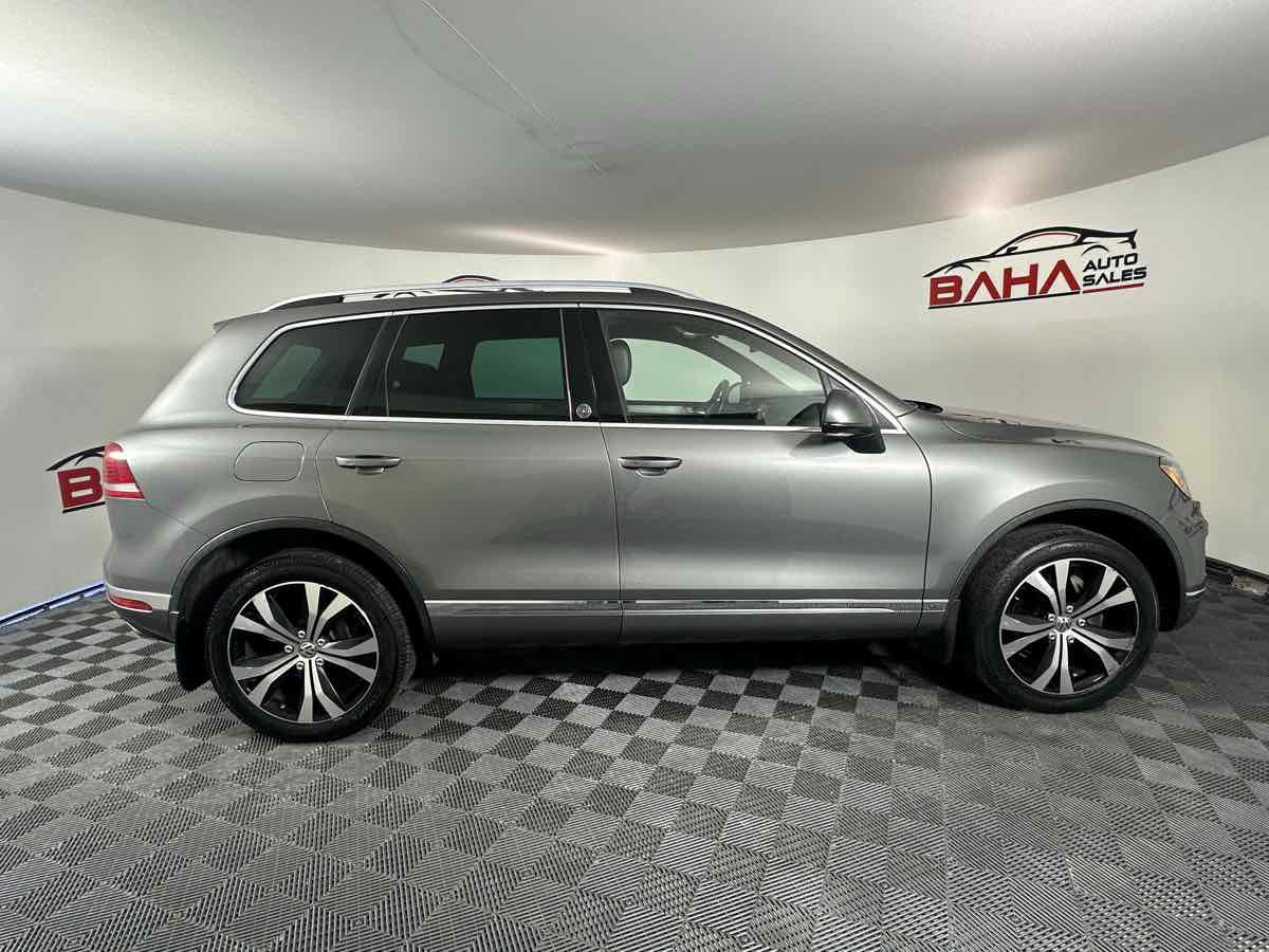 Used 2017 Volkswagen Touareg Wolfsburg Edition image 10