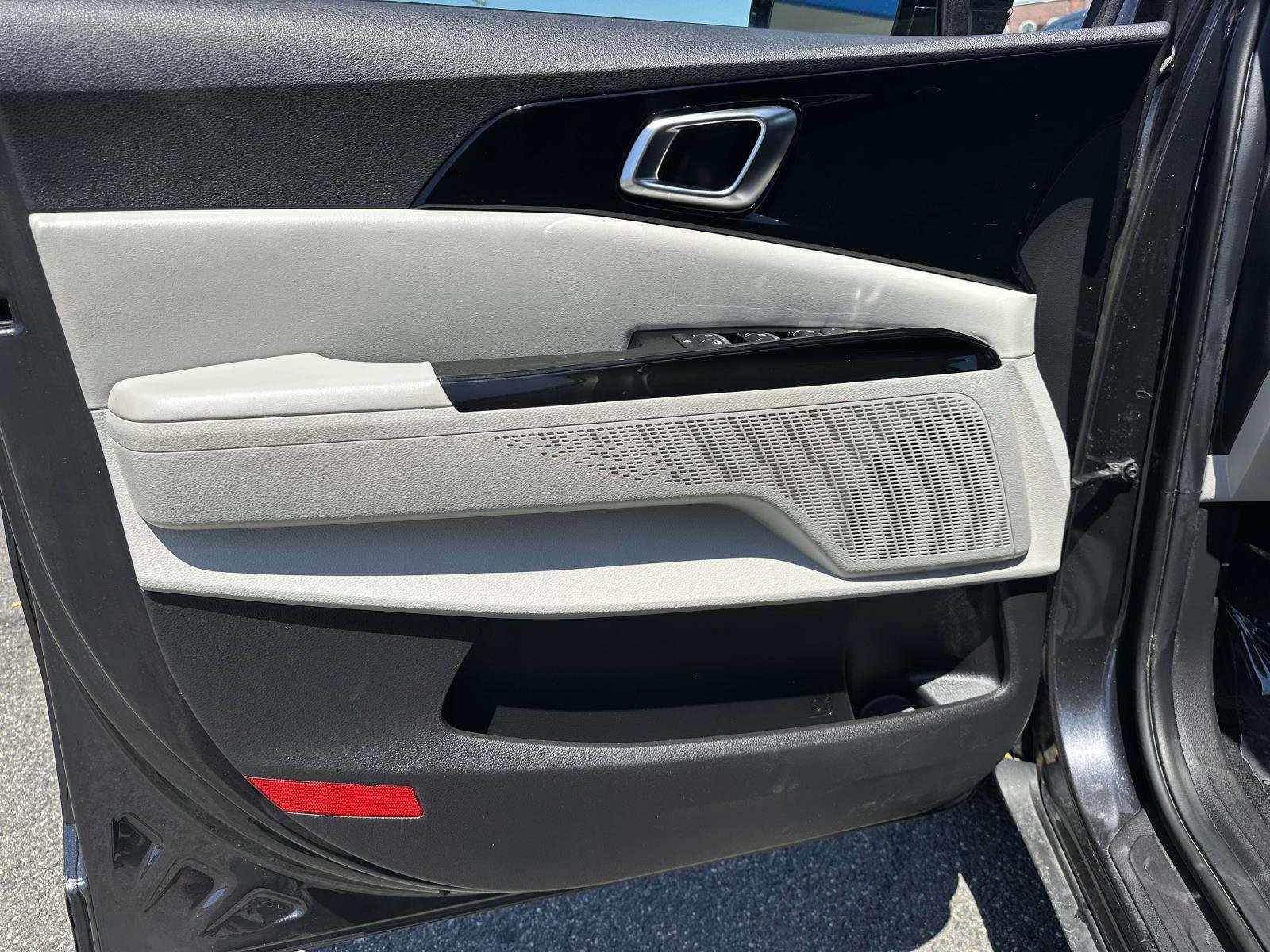Used 2024 Kia Carnival EX FWD image 16