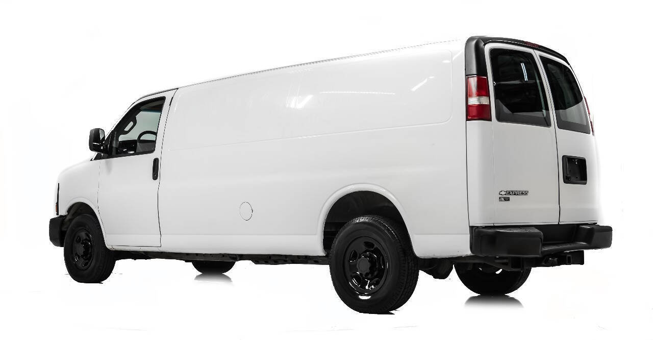 Used 2017 Chevrolet Express 2500 Extended image 4