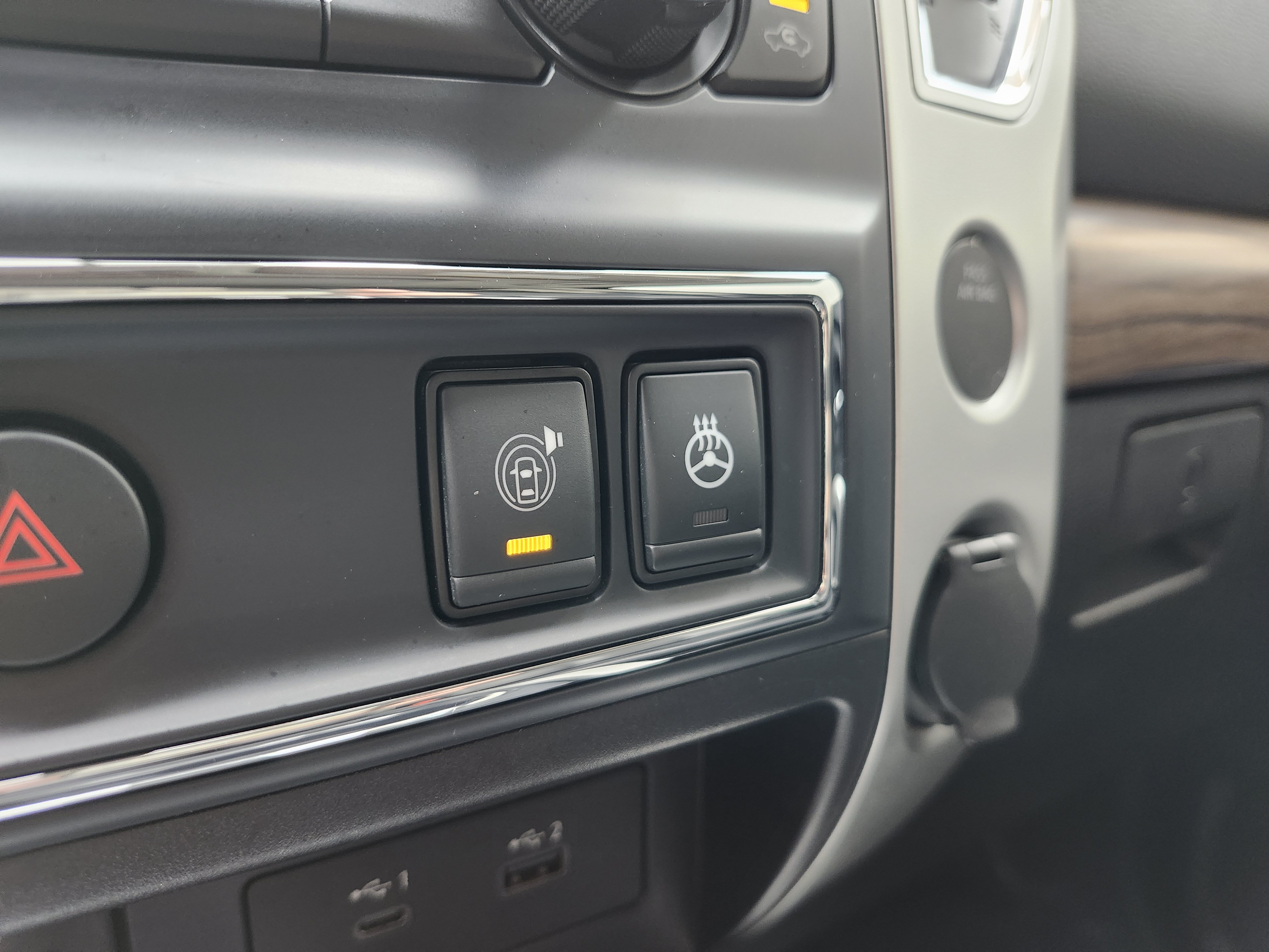 Used 2021 Nissan Titan SL w/ Moonroof Package AWD/4WD image 11