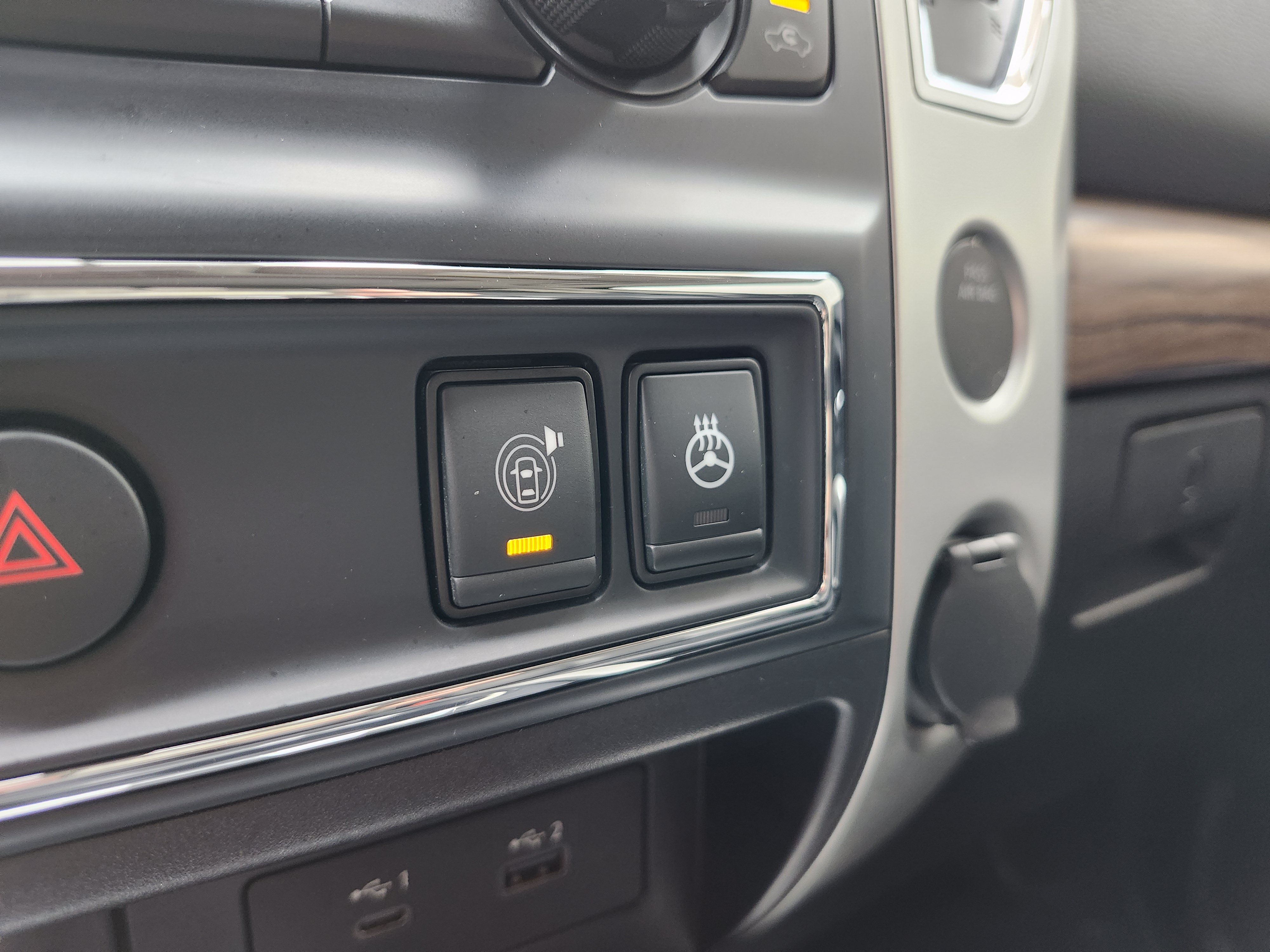 Used 2021 Nissan Titan SL w/ Moonroof Package AWD/4WD image 11