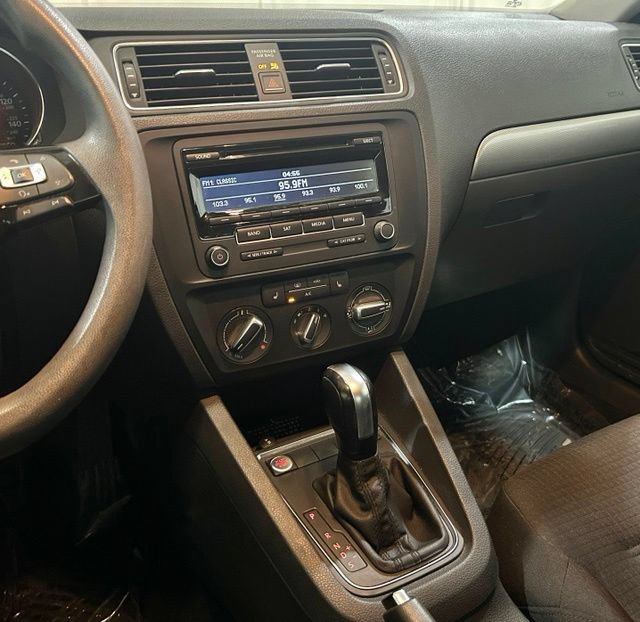 Used 2015 Volkswagen Jetta SE FWD image 28