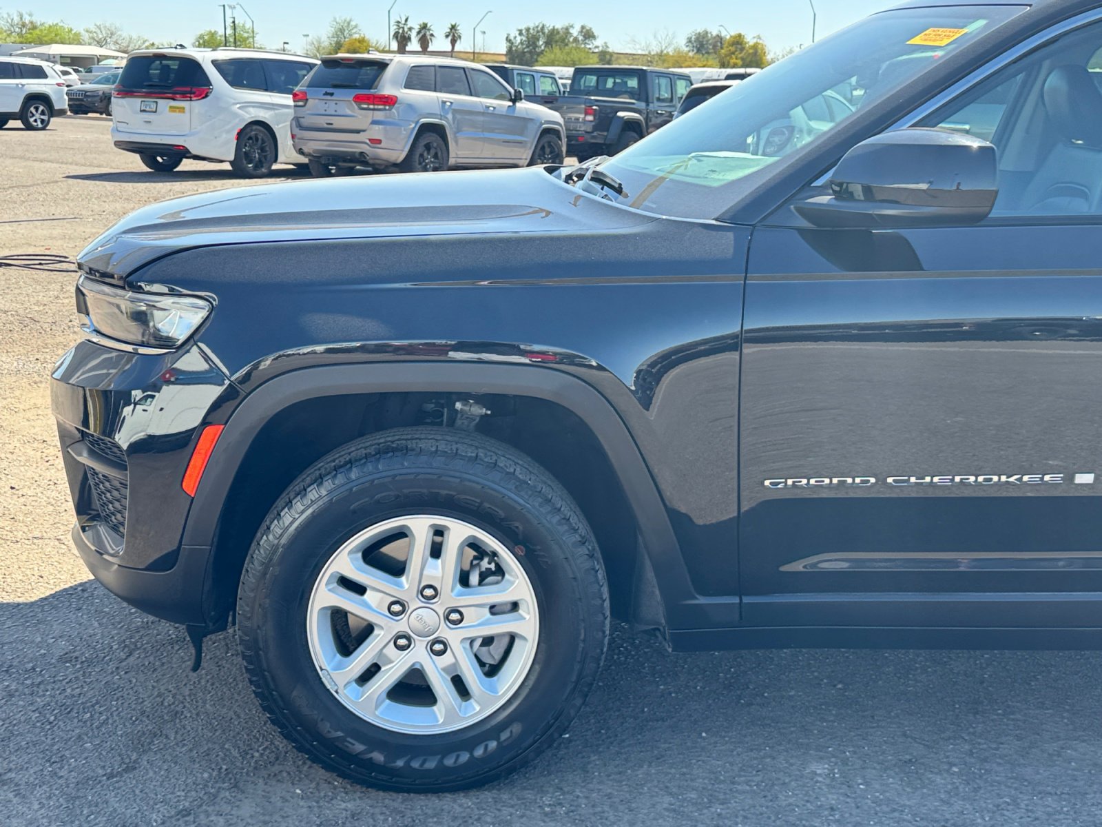 Used 2023 Jeep Grand Cherokee Laredo image 10