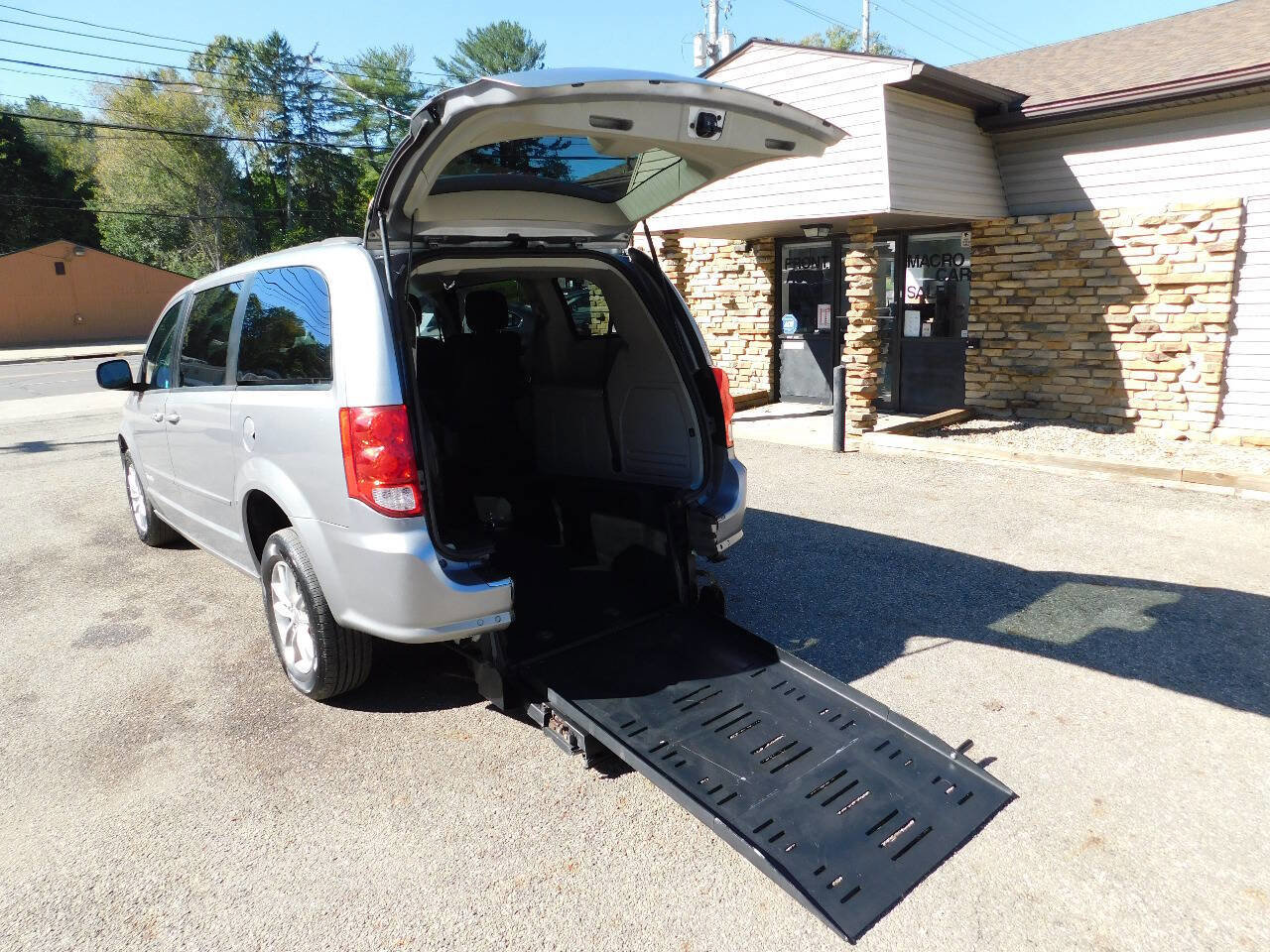 Used 2016 Dodge Grand Caravan SXT w/ Rear Park Assist Package image 2