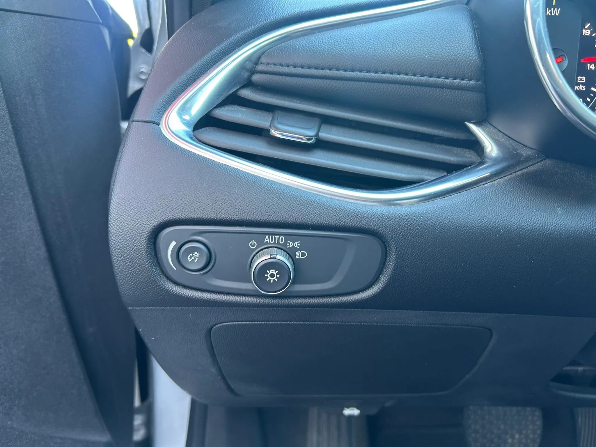 Used 2019 Chevrolet Malibu Hybrid w/ Leather Package FWD image 14