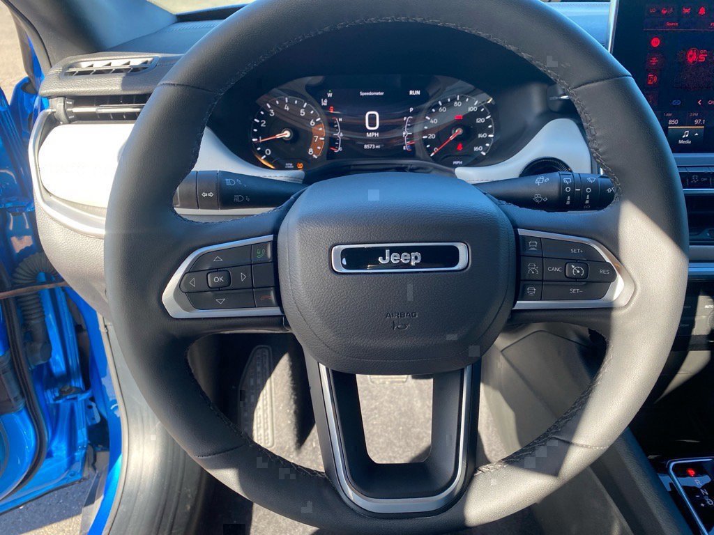 Used 2025 Jeep Compass Limited image 10