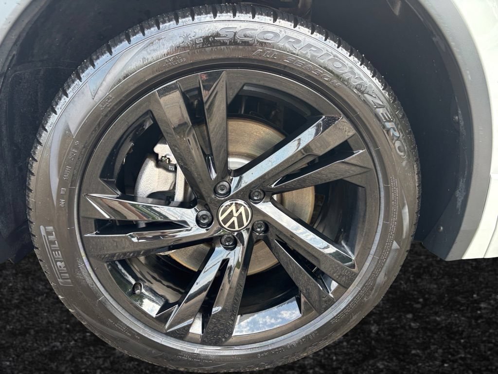 Used 2024 Volkswagen Tiguan SE R-Line AWD/4WD image 9